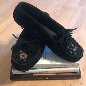 Minnetonka Moccasins / Black / 8.5 / Lightly Worn